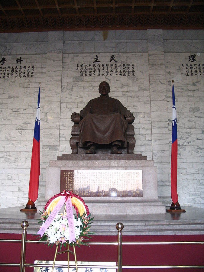 蔣介石銅像仍豎立在中正廟中。圖/取自維基百科