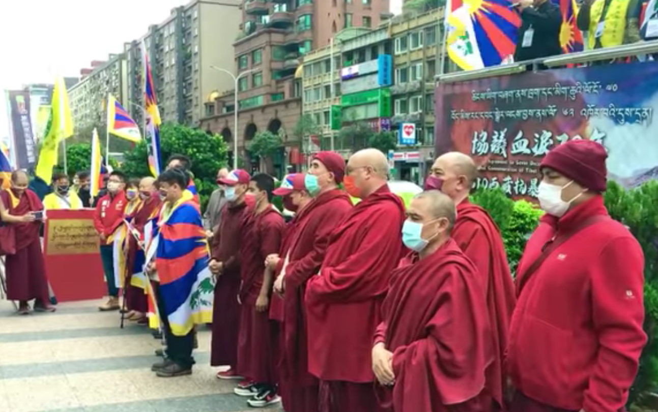 在台藏人於台北繁華的東區街頭舉行「協議血淚70 年：310西藏抗暴日62週年大遊行」。