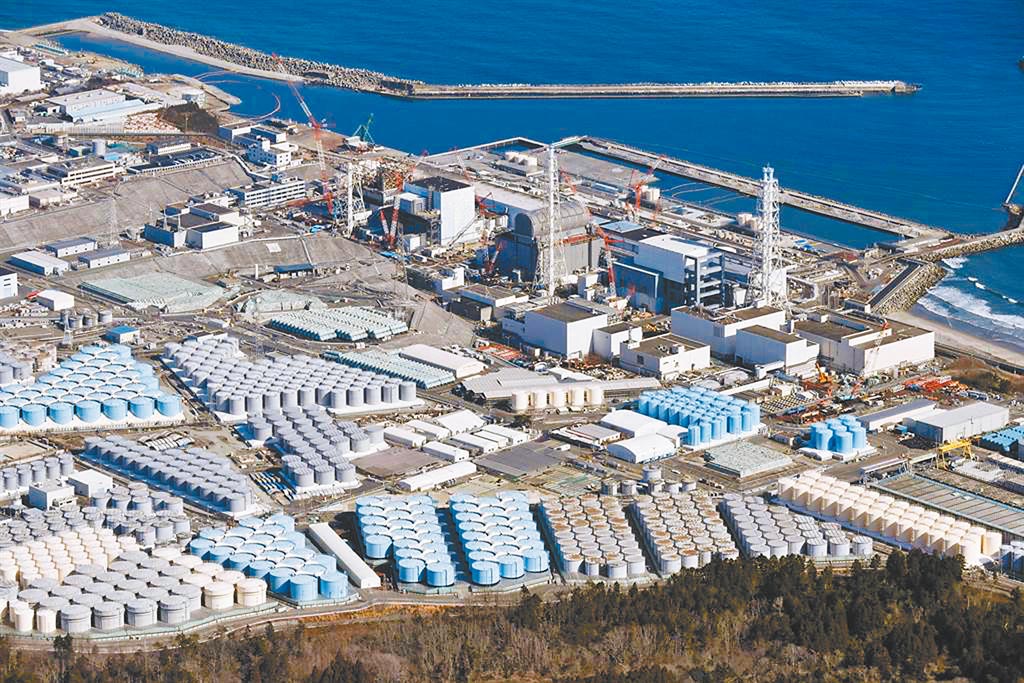 東京電力準備了約1000個核汙水儲水罐，目前9成已裝滿，預計2022年9月將達到儲量上限。圖為福島核一廠。圖／路透