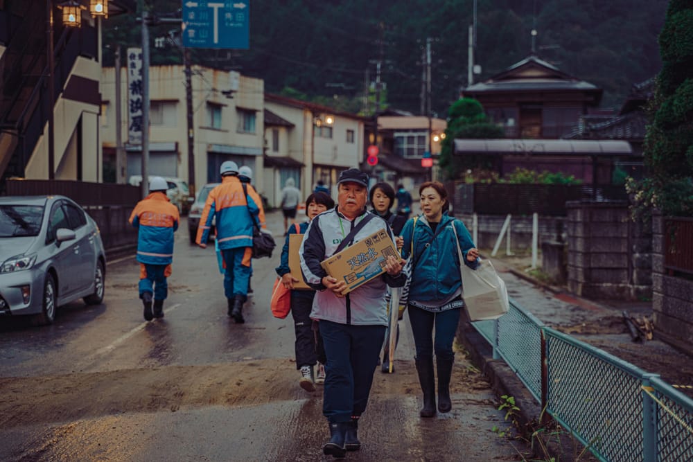 日本民眾合力協助重建災後雜亂的家園