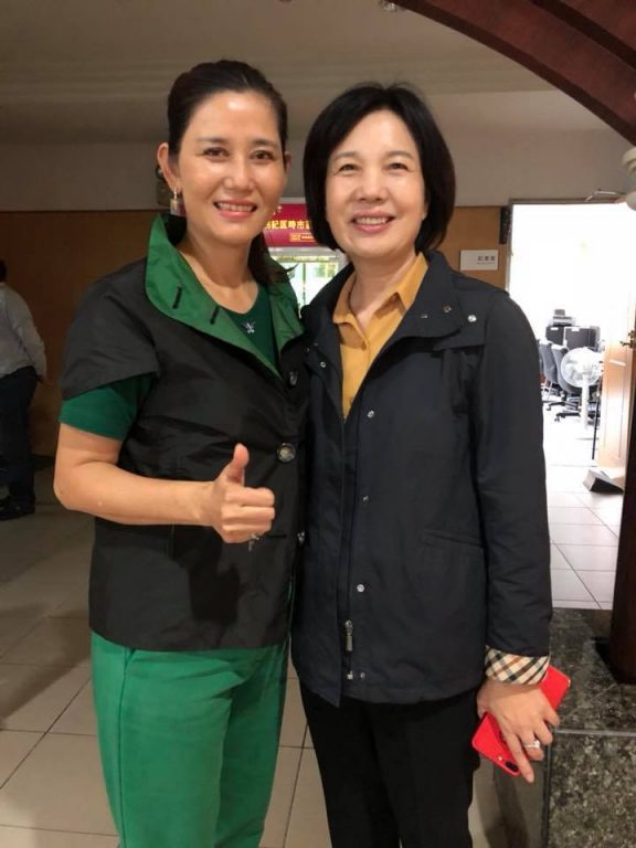 上圖為李俊毅妻王麗情，於去年12月2日與郭秀珠議員的合照。照片來源：郭秀珠臉書