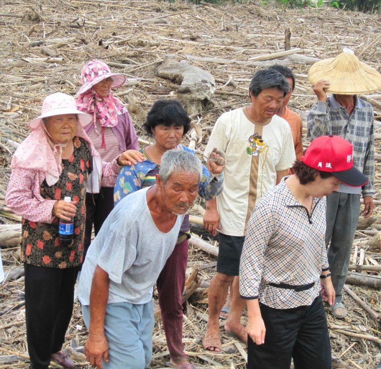 郭秀珠（前排右一）協助八八水災後的鄉民處理漂流木問題。圖片來源：六都春秋編輯室