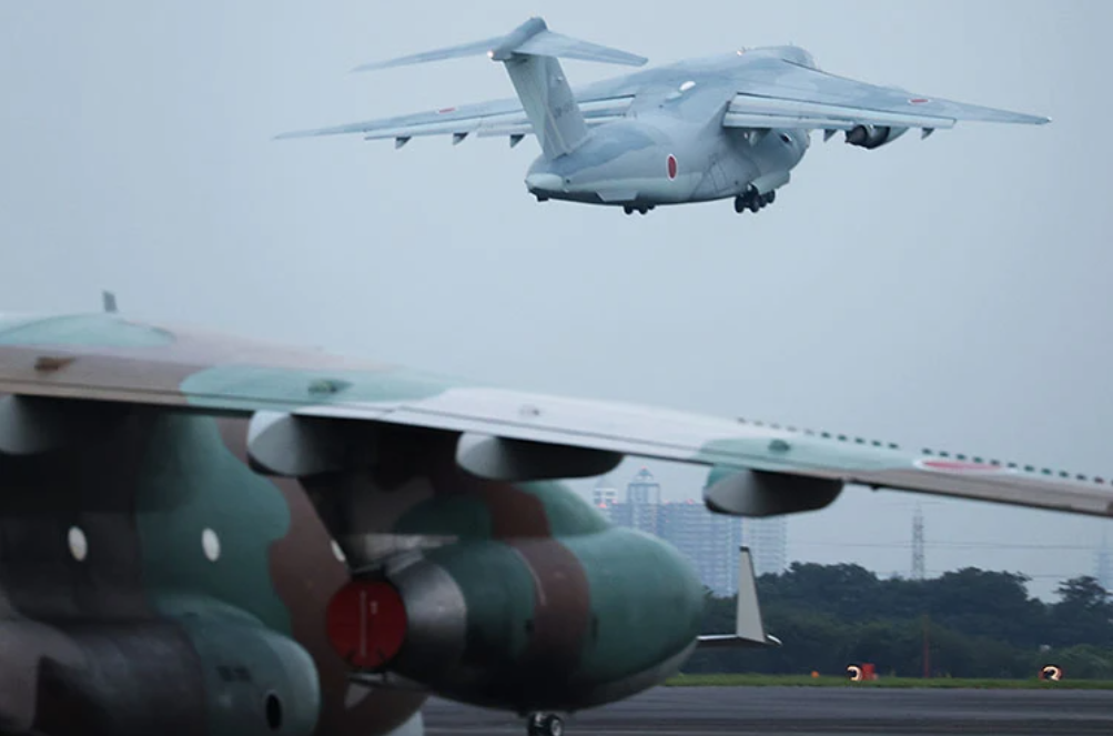 日本航空自衛隊的C2運輸機於基地起降。圖/翻攝自網路