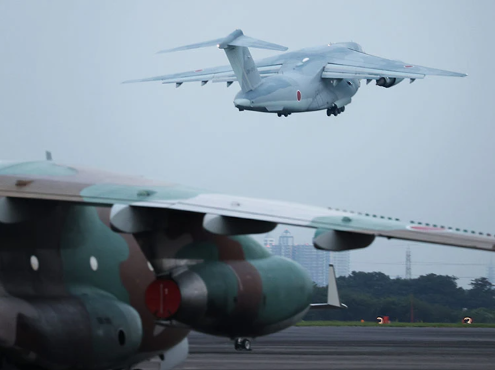 日本航空自衛隊的C2運輸機於基地起降。圖/翻攝自網路