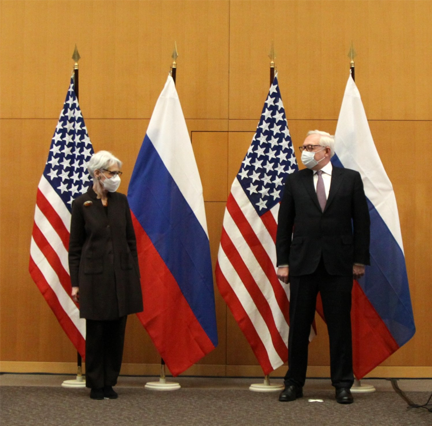 美國副國務卿溫迪‧謝爾曼 ( Wendy Sherman ,左 ) 與俄羅斯副外長謝爾蓋·雷雅布可夫（Sergei Ryabkov ,右) 圖 : 翻攝自俄羅斯駐日內瓦大使館推特
