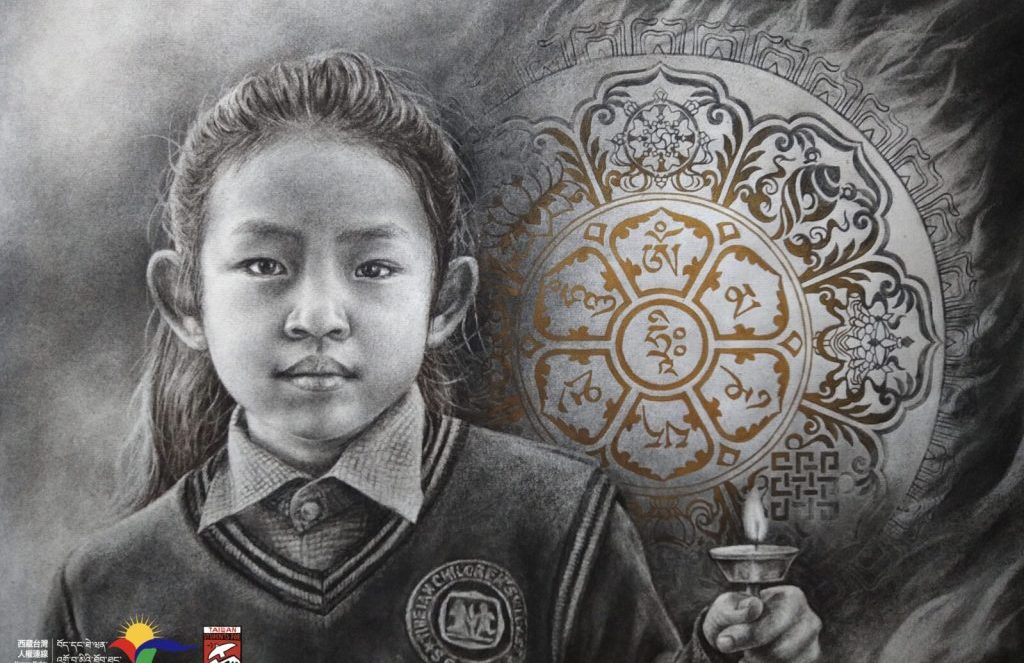 象徵著未來的兒童，穿著達蘭薩拉西藏兒童村（Tibet Children’s Village，簡稱TCV）的校服，手持不滅的酥油燈，在觀自在菩薩六字大明咒的保佑下，祈求西藏的未來平安。圖/西藏台灣人權連線