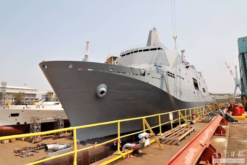 新型兩棲船塢運輸艦在4月13號舉行命名下水典禮。圖/取自青年日報